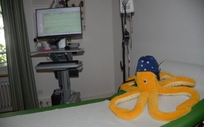 Krake mit EEG Bildschirm hell